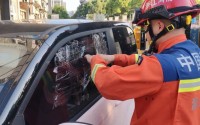 宁波一女子取快递时把2岁孩子独自留在车内，返回时发现车门已被反锁，钥匙也在车内！