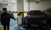 车主一觉醒来，发现停小区车库的车被挪位，还刮蹭了旁边一辆新车 警方调查后真相来了！