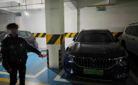 车主一觉醒来，发现停小区车库的车被挪位，还刮蹭了旁边一辆新车 警方调查后真相来了！