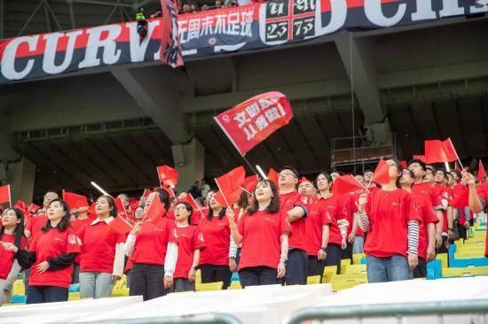 成都蓉城主场“最美看台”惊艳亮相，600余名劳动者共赴城市之约