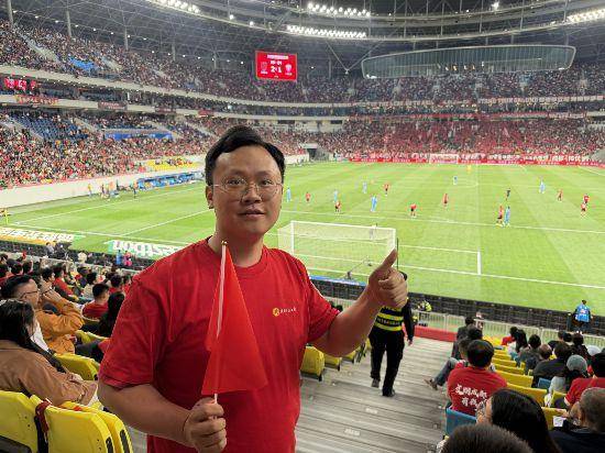 成都蓉城主场“最美看台”惊艳亮相，600余名劳动者共赴城市之约