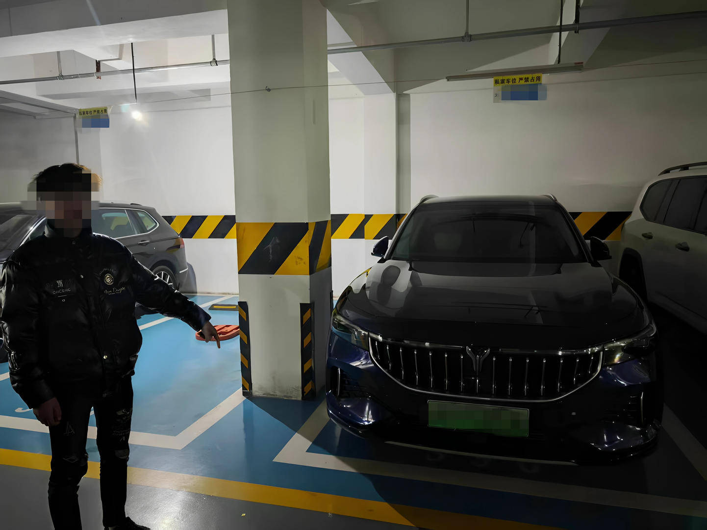 车主一觉醒来，发现停小区车库的车被挪位，还刮蹭了旁边一辆新车 警方调查后真相来了！