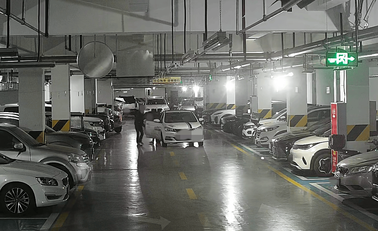 车主一觉醒来，发现停小区车库的车被挪位，还刮蹭了旁边一辆新车 警方调查后真相来了！