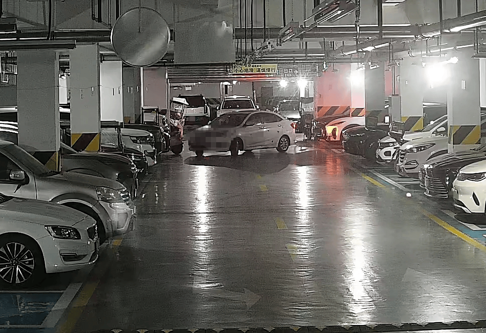 车主一觉醒来，发现停小区车库的车被挪位，还刮蹭了旁边一辆新车 警方调查后真相来了！