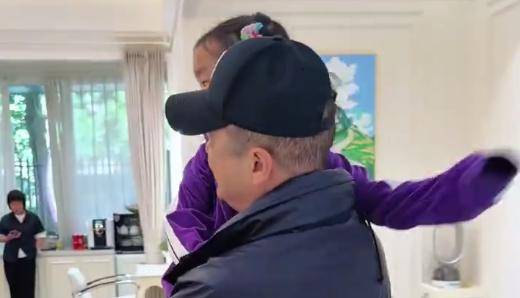 李亚鹏与前妻海哈金喜一起陪女儿烫头发，互动温馨有爱；海哈金喜曾回应“复婚”传闻：我们都是孩子的父母，不会不联系和尴尬